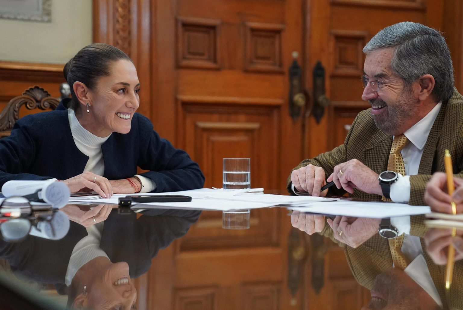 Fotografía cedida por la presidencia de México, de la presidenta mexicana Claudia Sheinbaum (i) y el canciller mexicano Juan Ramón de la Fuente durante una conversación telefónica con el presidente electo de Estados Unidos Donald Trump, este miércoles en el Palacio Nacional de Ciudad de México (México). EFE/ Presidencia de México /SOLO USO EDITORIAL/SOLO DISPONIBLE PARA ILUSTRAR LA NOTICIA QUE ACOMPAÑA (CRÉDITO OBLIGATORIO)