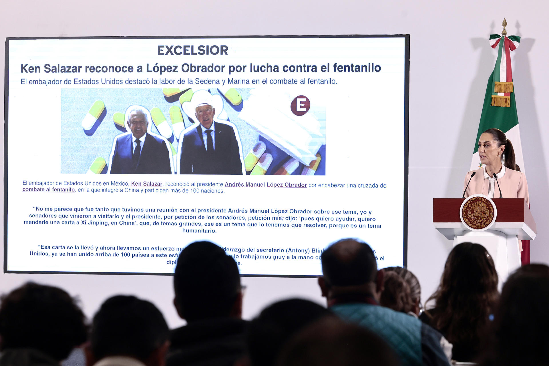 La presidenta de México Claudia Sheinbaum, participa este jueves durante una rueda de prensa en Palacio Nacional de la Ciudad de México (México). EFE/José Méndez
