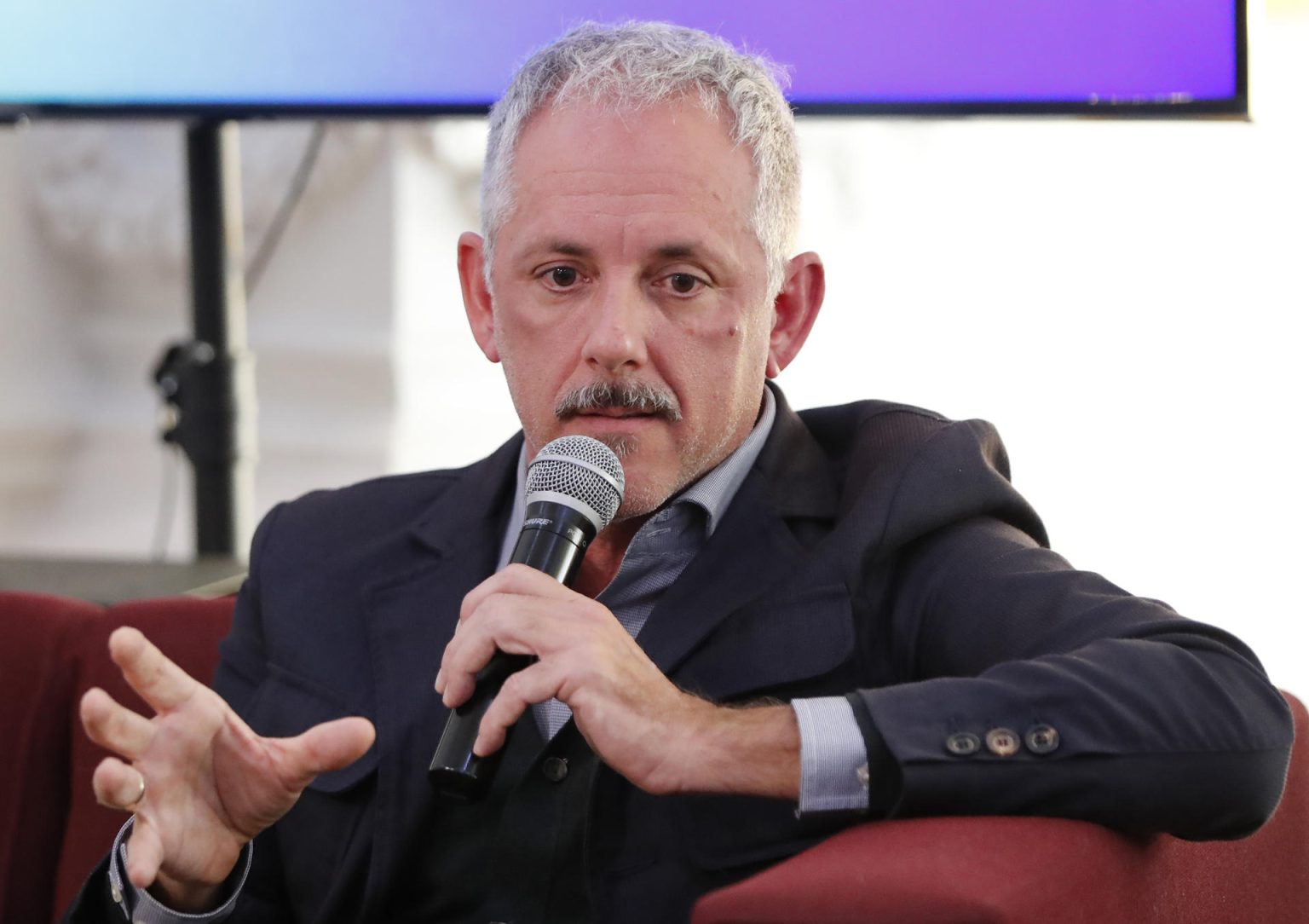 El periodista cubano Pablo Díaz Espí, habla durante el conservatorio 'Explorando futuros posibles para la democratización de Cuba', este martes, en la Casa del Tiempo de la UAM, en la Ciudad de México (México). EFE/ Mario Guzmán