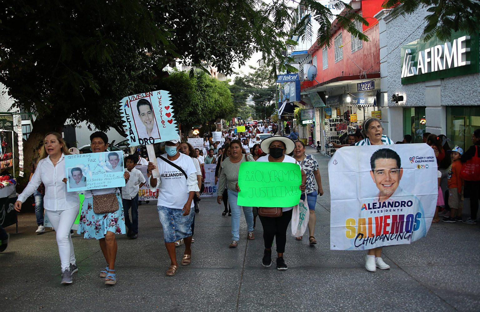 Un grupo de personas grita consignas, durante una marcha para exigir justicia por el asesinato del alcalde Alejandro Arcos Catalán, este viernes en Chilpancingo, en el estado de Guerrero (México). EFE/José Luis de la Cruz