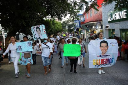 Un grupo de personas grita consignas, durante una marcha para exigir justicia por el asesinato del alcalde Alejandro Arcos Catalán, este viernes en Chilpancingo, en el estado de Guerrero (México). EFE/José Luis de la Cruz