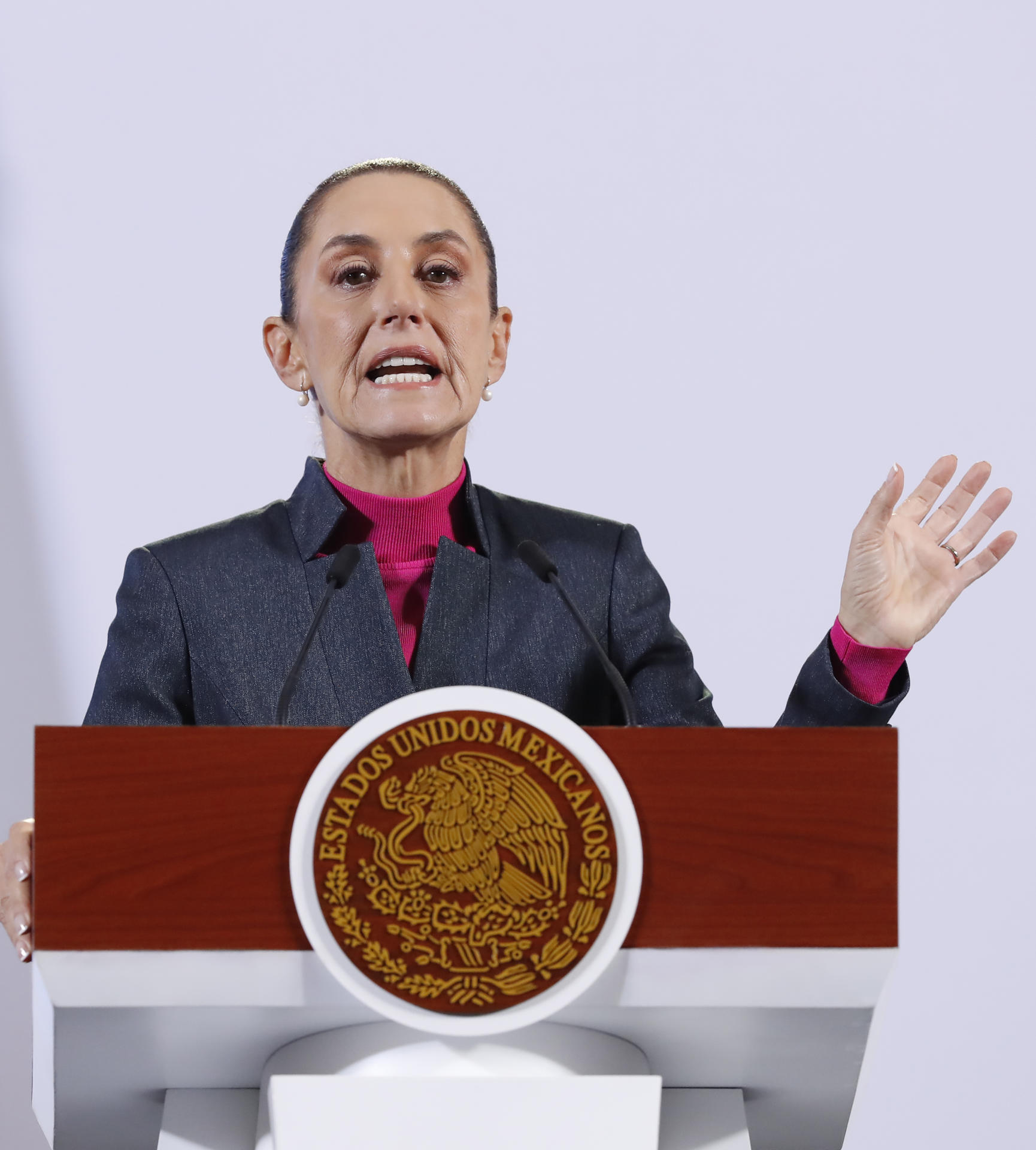 La presidenta de México, Claudia Sheinbaum, participa durante una rueda de prensa este viernes, en Palacio Nacional en Ciudad de México (México). EFE/ Mario Guzmán
