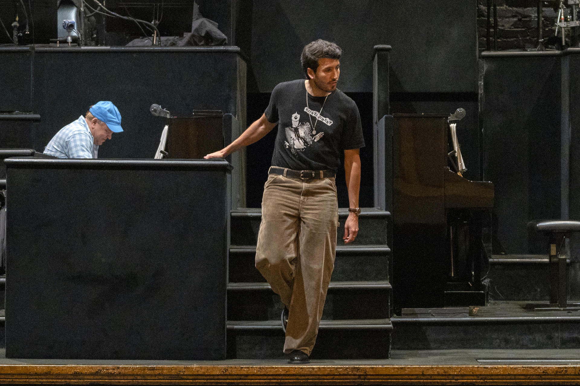 El cantante colombiano Sebastián Yatra participa durante un ensayo del musical 'Chicago', este viernes, en el Ambassador Theatre en Nueva York (Estados Unidos). EFE/Ángel Colmenares
