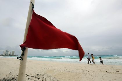 Turistas caminan por una playa con alto oleaje de Cancún (México). Imagen de archivo. EFE/ Alonso Cupul