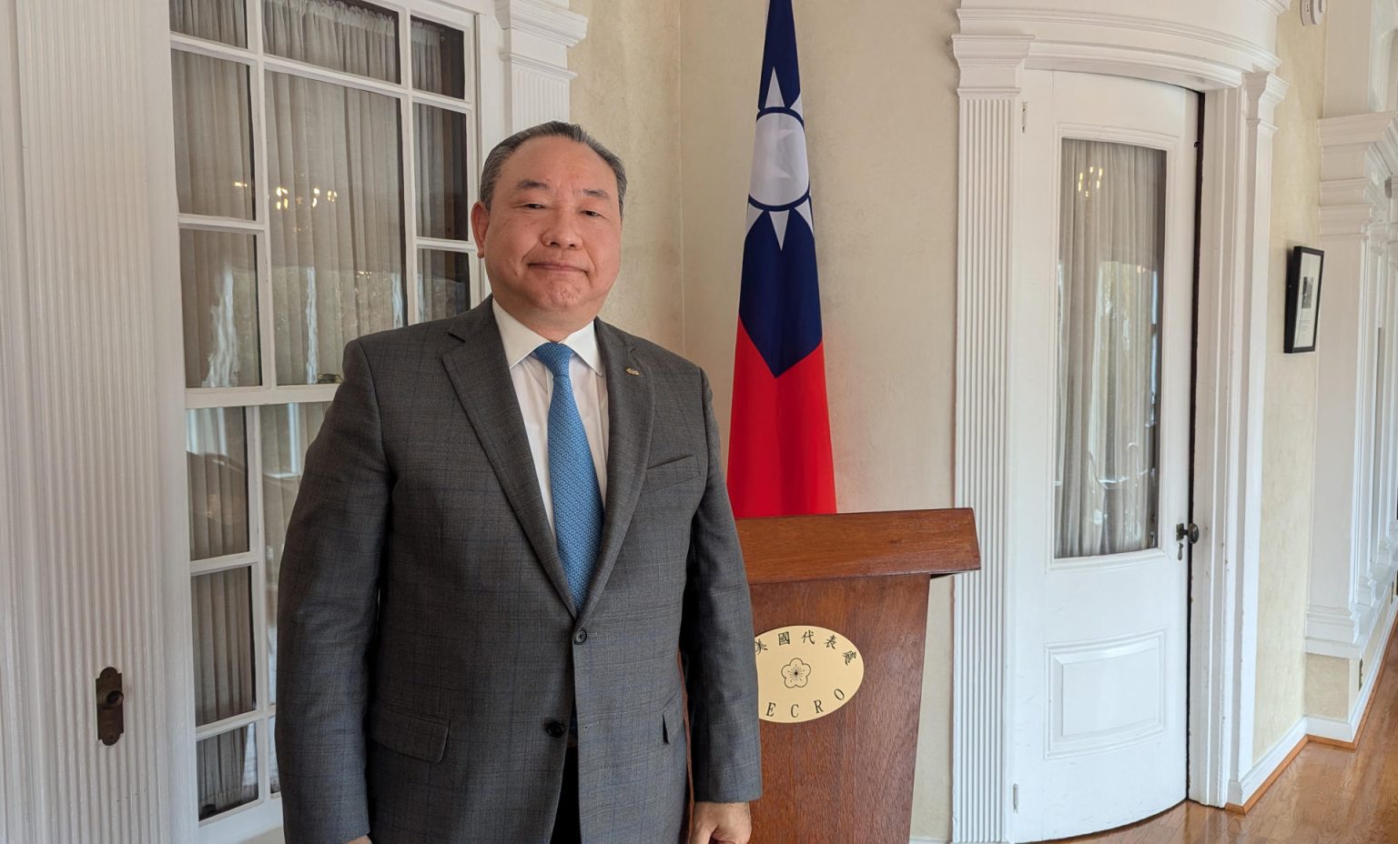 El representante de Taiwán en Washington, Alexander Yui, posa para EFE durante una entrevista el 15 de noviembre en Washington (Estados Unidos). EFE/ Eduard Ribas