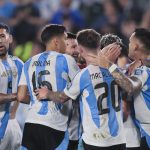 Jugadores de Argentina celebran un gol en un partido de las eliminatorias sudamericanas para el Mundial de 2026. EFE/ Luciano González