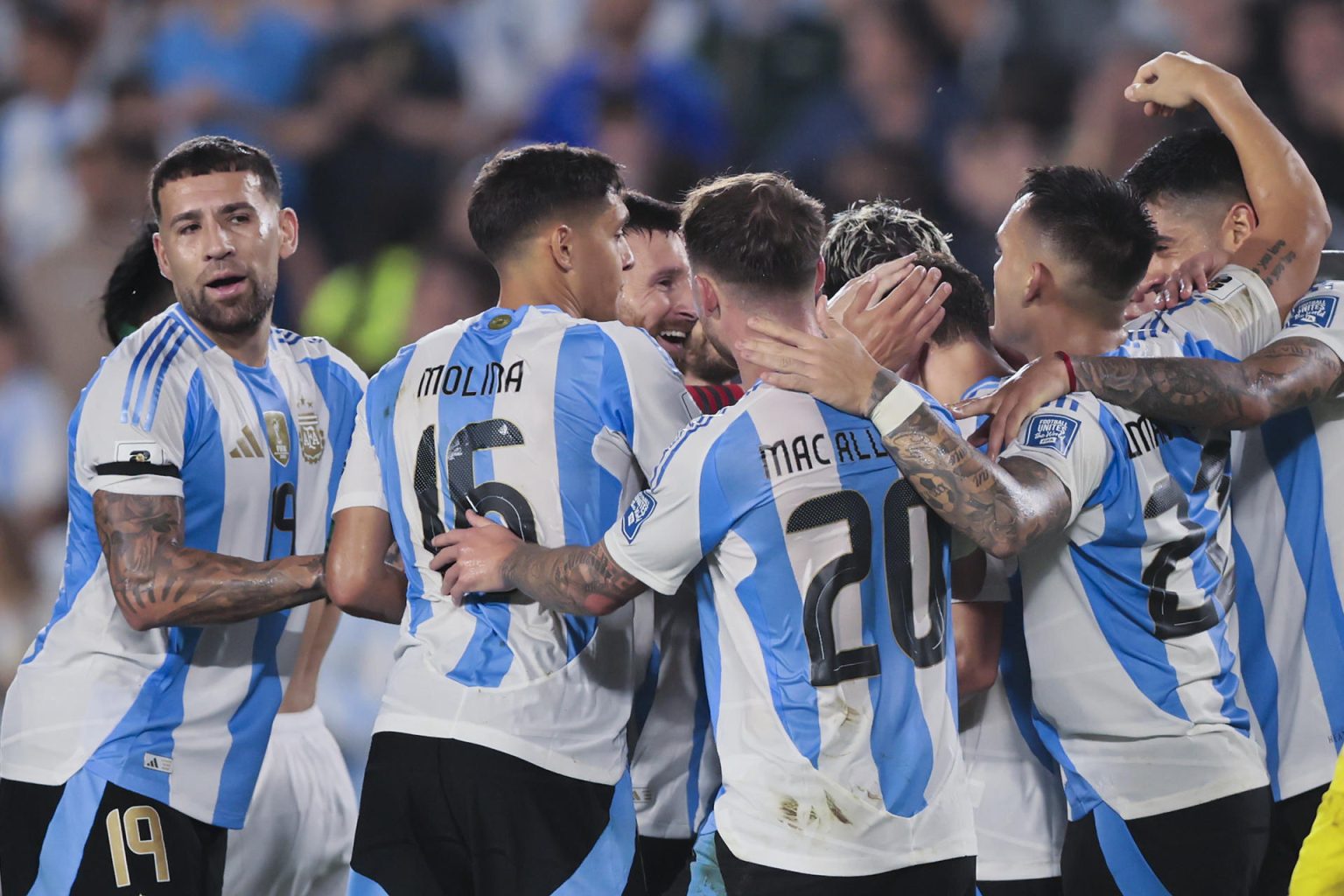 Jugadores de Argentina celebran un gol en un partido de las eliminatorias sudamericanas para el Mundial de 2026. EFE/ Luciano González