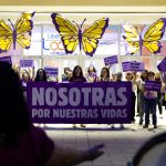 Personas participan en una manifestación en el Día Internacional de Eliminación de la Violencia contra la Mujer este lunes, en San Juan (Puerto Rico). EFE/ Thais Llorca