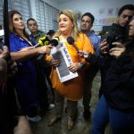 La candidata a la Gobernación de Puerto Rico por el Partido Nuevo Progresista (PNP), Jenniffer González, habla con medios de comunicación antes de depositar su voto en el centro de votación instalado en la escuela Salvador Brau, este martes, en Carolina (Puerto Rico). EFE/ Thais Llora