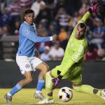 Ángel Sepúlveda (i) selló este sábado a los 98 minutos el empate de Cruz Azul 1-1 con Tigres en el estadio Ciudad de los Deportes de la capital mexicana que dejó al equipo cementero como líder absoluto del Torneo Apertura. EFE/José Méndez