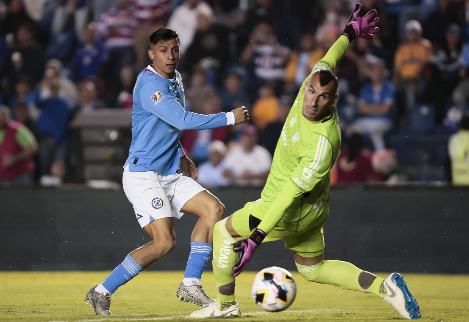 Ángel Sepúlveda (i) selló este sábado a los 98 minutos el empate de Cruz Azul 1-1 con Tigres en el estadio Ciudad de los Deportes de la capital mexicana que dejó al equipo cementero como líder absoluto del Torneo Apertura. EFE/José Méndez