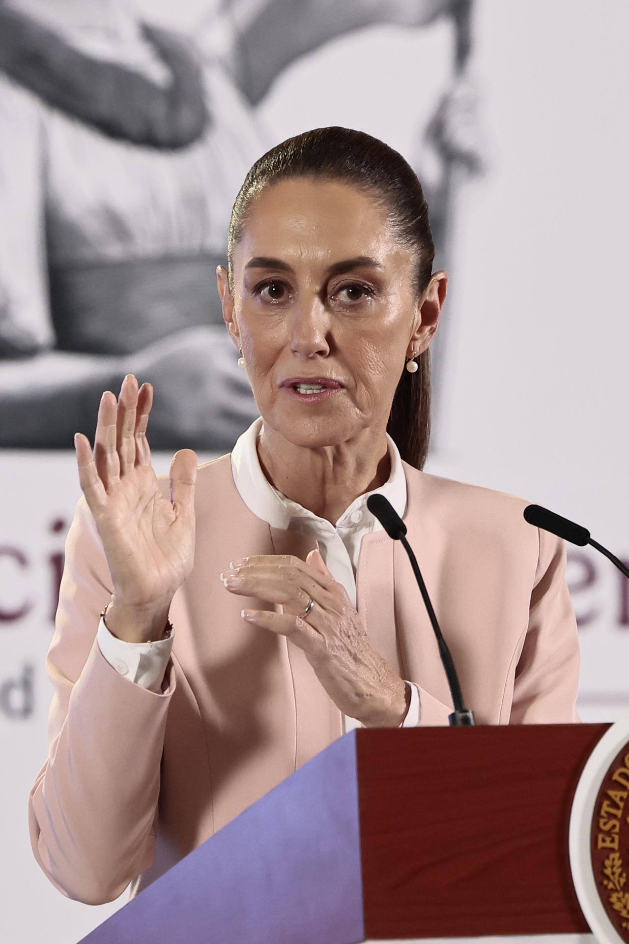 La presidenta de México Claudia Sheinbaum, participa este jueves durante una rueda de prensa en Palacio Nacional de la Ciudad de México (México). EFE/José Méndez
