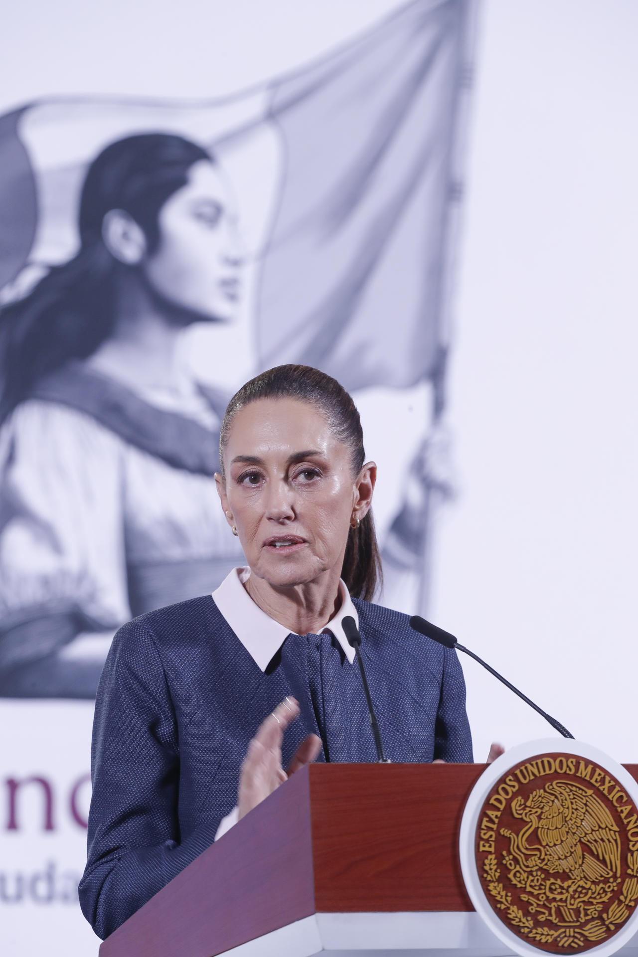 La presidenta de México, Claudia Sheinbaum, participa este martes durante una conferencia de prensa en Palacio Nacional, de la Ciudad de México (México). EFE/ Isaac Esquivel
