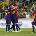 Jugadores de Barcelona celebran un gol en un partido amistoso en el estadio Liga Arena entre Barcelona y Pelé Pequeño Príncipe en Curitiba (Brasil). EFE/ Hedeson Alves