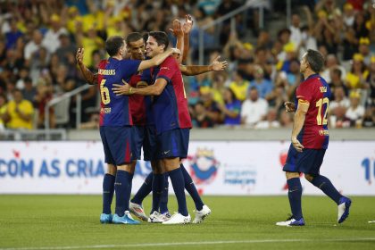 Jugadores de Barcelona celebran un gol en un partido amistoso en el estadio Liga Arena entre Barcelona y Pelé Pequeño Príncipe en Curitiba (Brasil). EFE/ Hedeson Alves