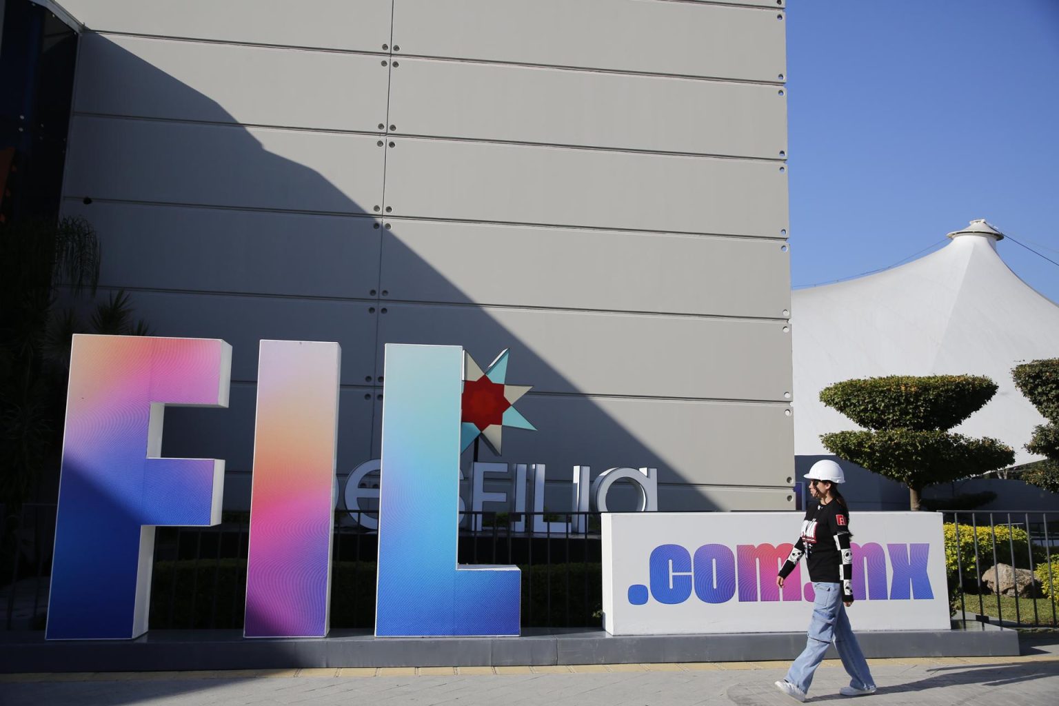 Fotografía de la entrada a la edición 38 de la Feria Internacional del Libro (FIL) de Guadalajara, este viernes en Guadalajara (México). EFE/ Francisco Guasco