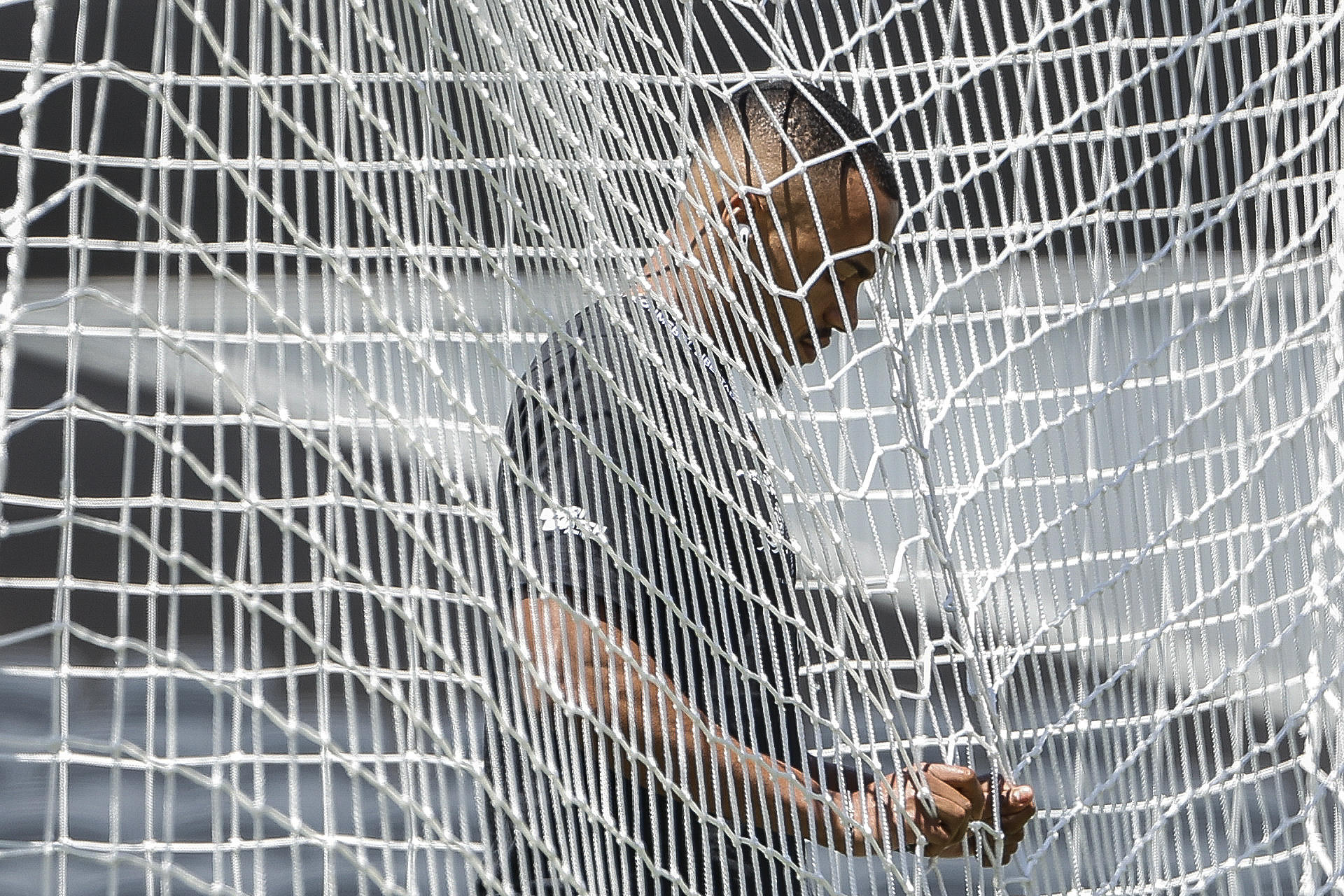 El capitán de Botafogo, Marlon Freitas, revisa una red en el campo del estadio Más Monumental durante su reconocimiento en Buenos Aires (Argentina). EFE/ Antonio Lacerda
