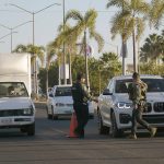 Personal de la policía ministerial realizan revisiones de seguridad tras los enfrentamientos de fuerzas federales con grupos armados en la ciudad de Culiacán, estado de Sinaloa (México). Imagen de archivo. EFE/Juan Carlos Cruz