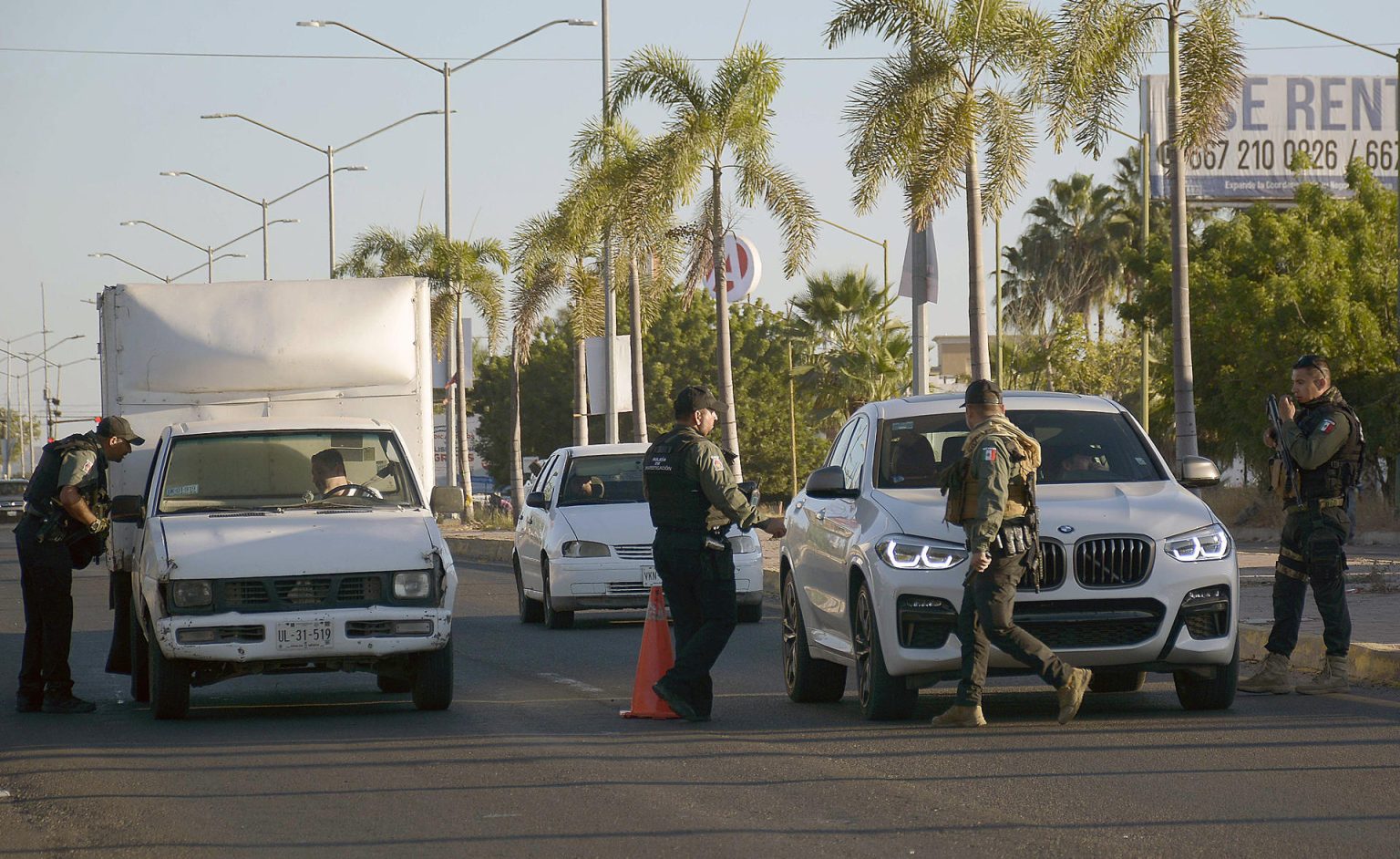 Personal de la policía ministerial realizan revisiones de seguridad tras los enfrentamientos de fuerzas federales con grupos armados en la ciudad de Culiacán, estado de Sinaloa (México). Imagen de archivo. EFE/Juan Carlos Cruz