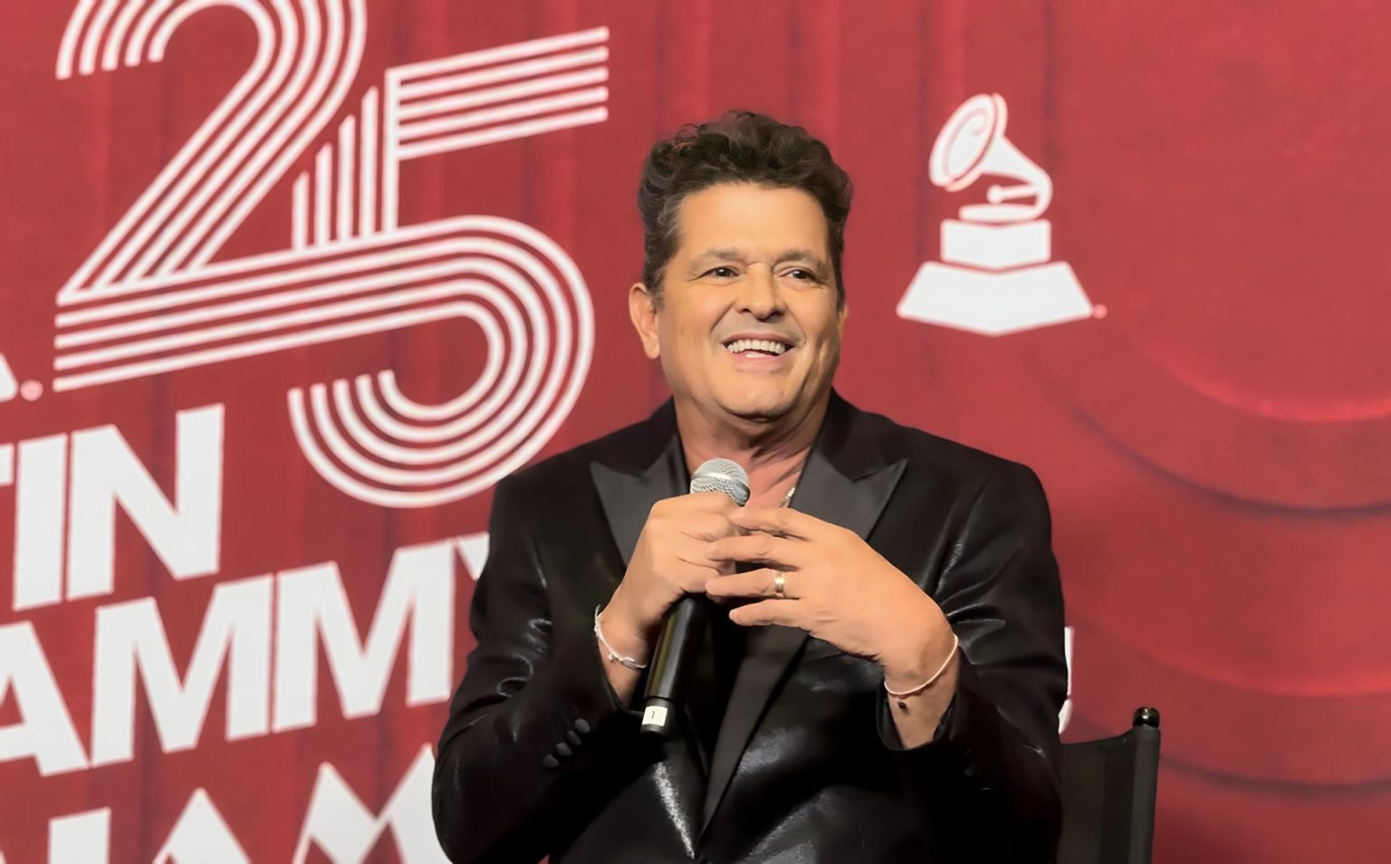 El cantante colombiano Carlos Vives, habla durante una rueda de prensa en el Centro Kaseya, este lunes, en Miami, Florida (Estados Unidos). EFE/ Alicia Civita