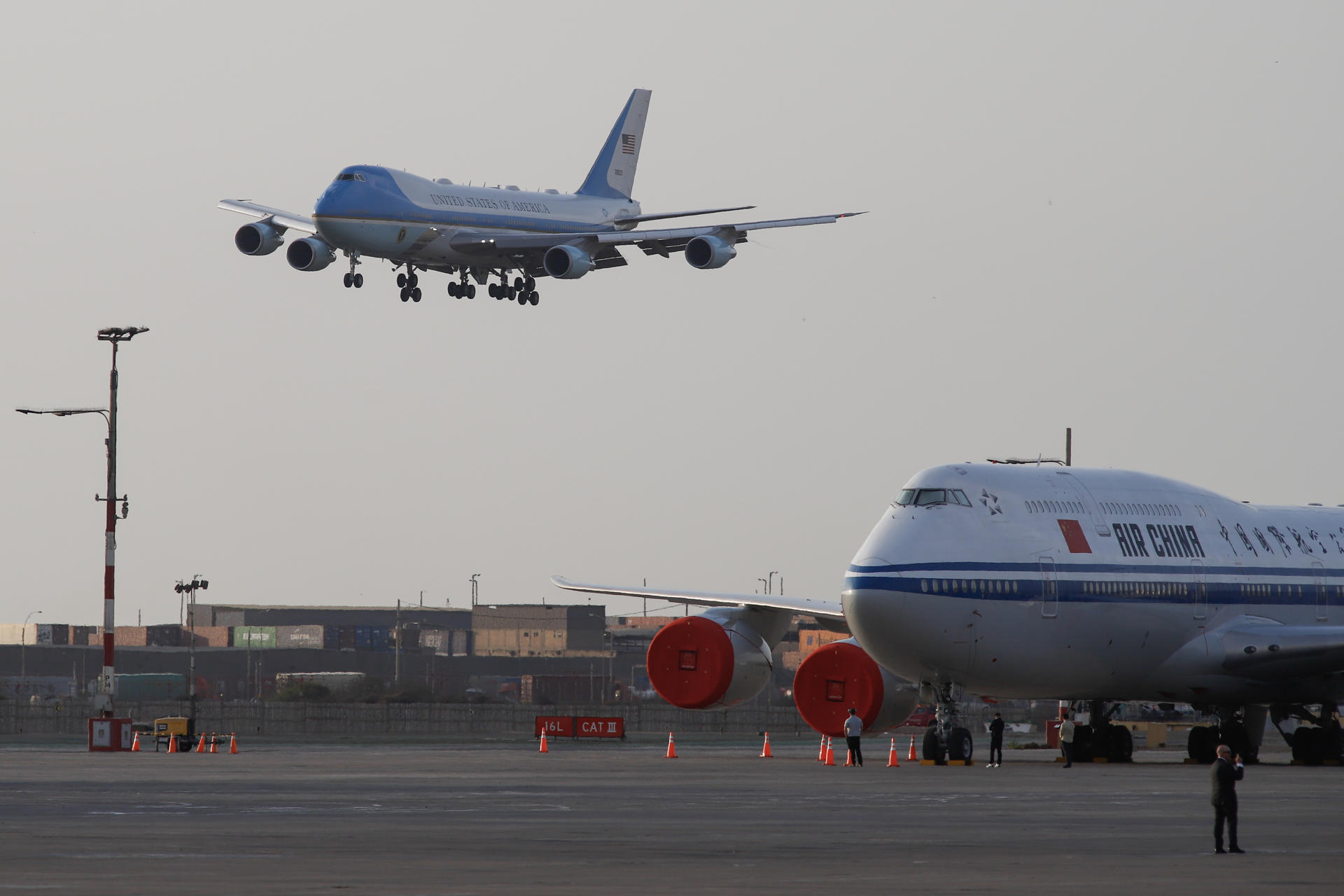 Fotografía del avión presidencial Air Force One en el que viaja el presidente de EE.UU., Joe Biden, este jueves en la Base Aérea del Callao en Lima (Perú). EFE/ Renato Pajuelo
