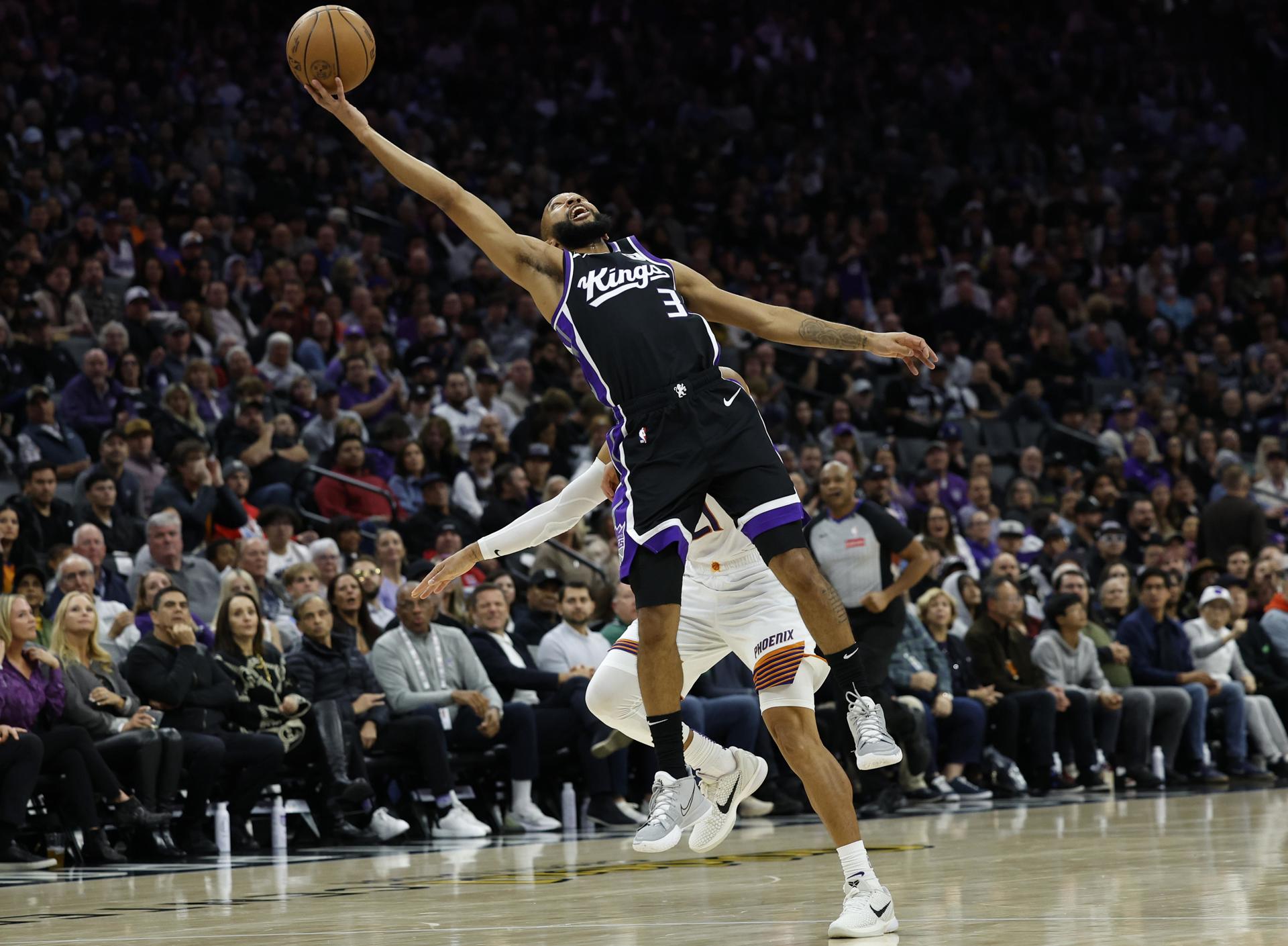 El escolta de los Sacramento Kings Jordan McLaughlin (D) trata de alcanzar el balón frente al escolta de los Phoenix Suns Tyus Jones (I) en el partido disputado en Sacramento, California. EFE/EPA/JOHN G. MABANGLO SHUTTERSTOCK OUT
