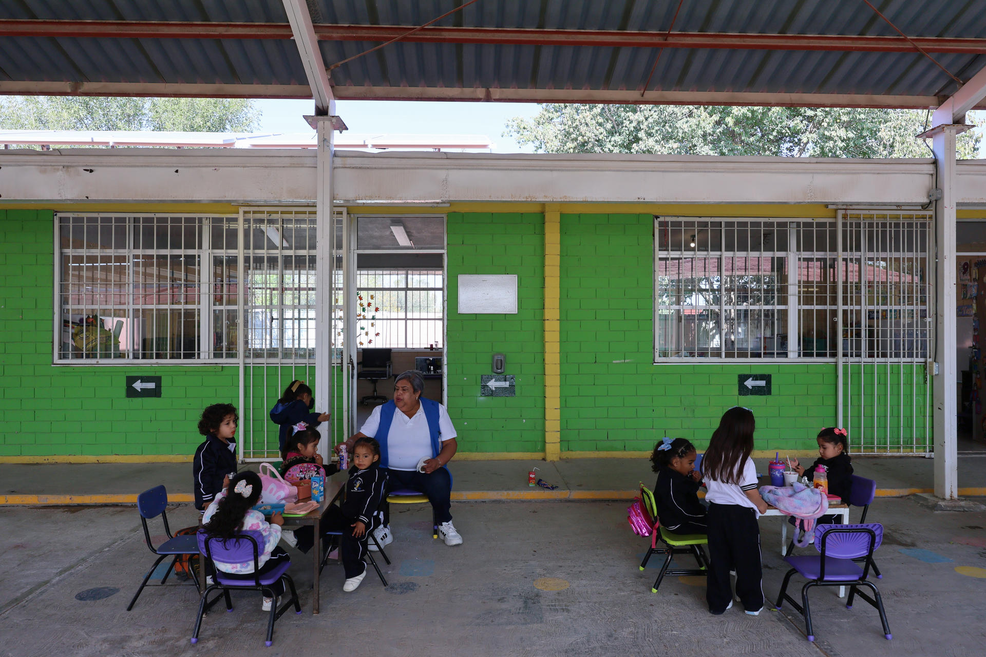 Niños del preescolar "María Curie" durante un descanso el pasado lunes en Galeana, Nuevo León (México). EFE/ Iberdrola México /SOLO USO EDITORIAL/SOLO DISPONIBLE PARA ILUSTRAR LA NOTICIA QUE ACOMPAÑA (CRÉDITO OBLIGATORIO)
