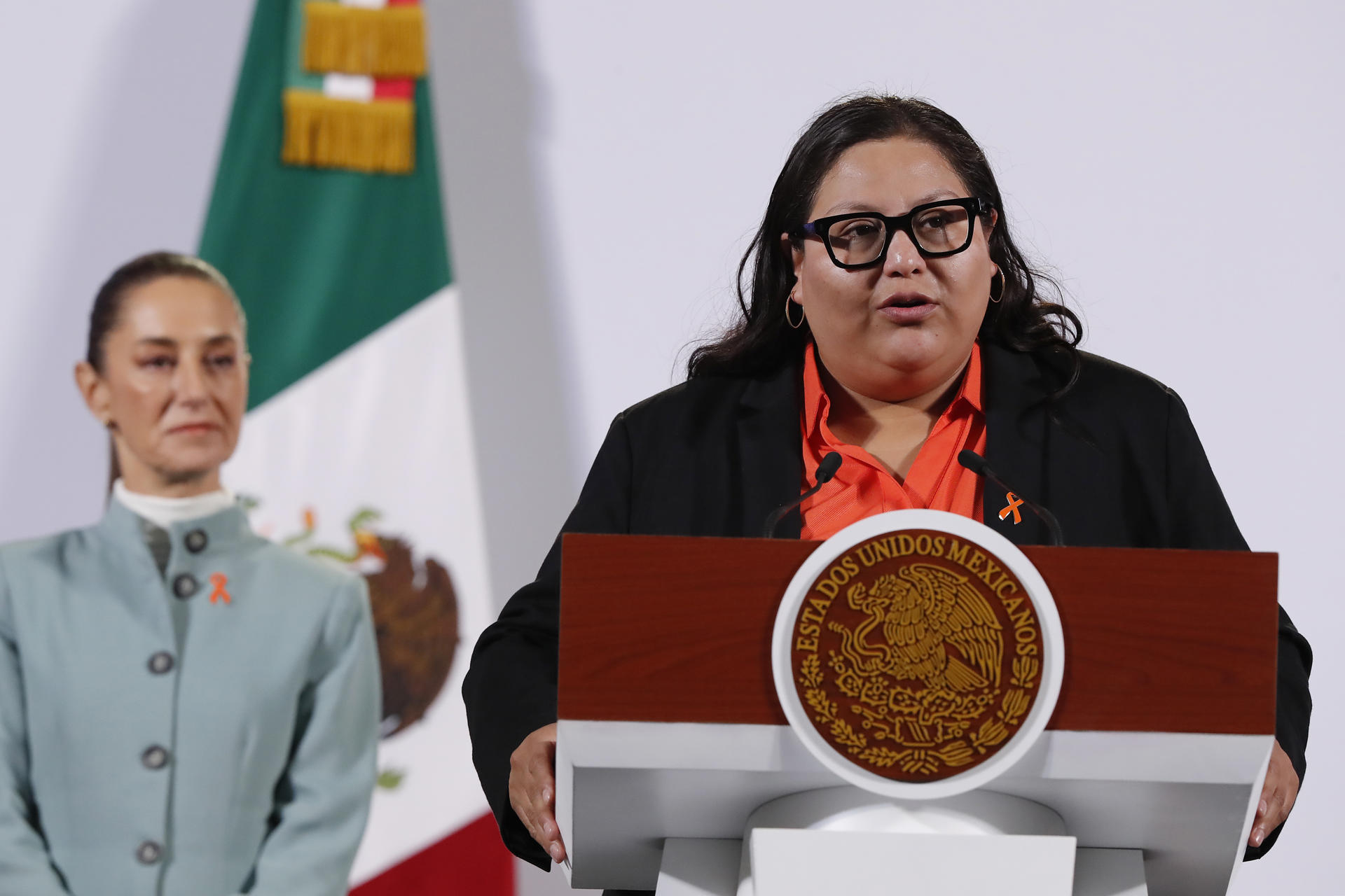 La titular de la Secretaría de la Mujeres, Citlalli Hernández, habla durante una rueda de prensa este lunes, en Palacio Nacional en Ciudad de México (México). EFE/ Mario Guzmán
