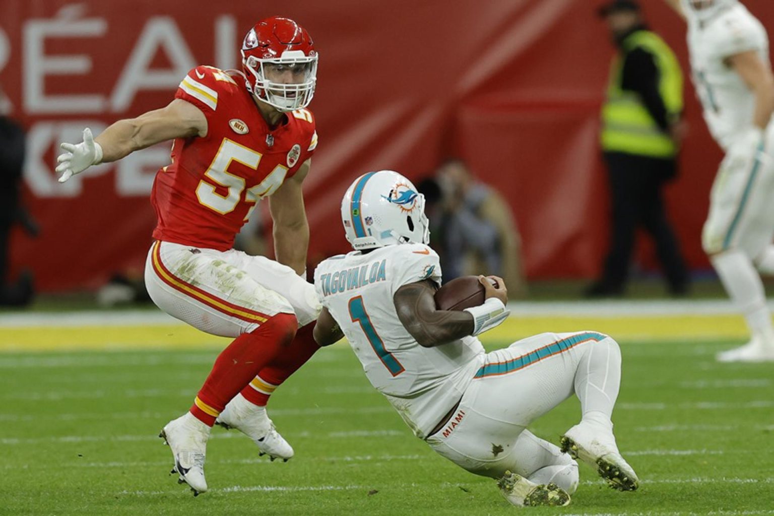 Fotografía de archivo en la que se registró al mariscal de campo de los Miami Dolphins, Tua Tagovailoa (d), al controlar un balón durante un partido de la NFL contra los Kansas City Chiefs, en Fráncfort (Alemania) EFE/Ronald Wittek