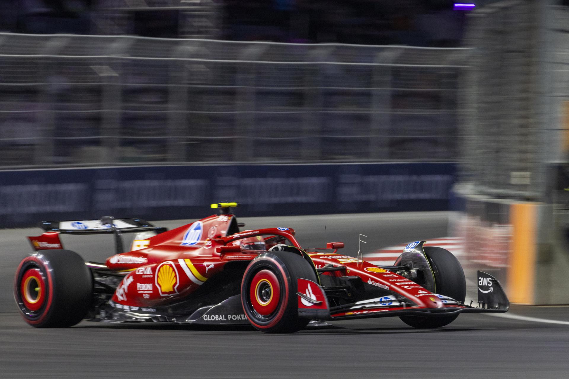 El piloto español de Ferrari, Carlos Sainz, ocupó este viernes el tercer puesto en la tercera sesión de entrenamientos libres para el Gran Premio de Fórmula Uno de Las Vegas. EFE/EPA/SHAWN THEW
