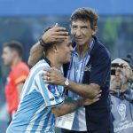 El entrenador de Racing, Gustavo Costas, abraza al colombiano Juan Fernando Quintero en la final de la Copa Sudamericana ante Cruzeiro. EFE/ Mauricio Dueñas Castañeda