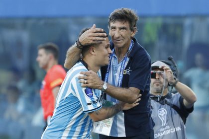 El entrenador de Racing, Gustavo Costas, abraza al colombiano Juan Fernando Quintero en la final de la Copa Sudamericana ante Cruzeiro. EFE/ Mauricio Dueñas Castañeda