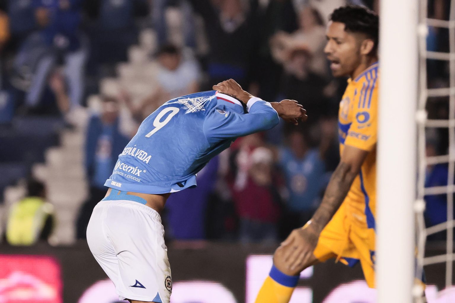 Ángel Sepúlveda (i), de Cruz Azul, fue registrado este sábado, 9 de noviembre, al celebrar un gol que le anotó a Tigres, durante un partido de la jornada 17 del Torneo Apertura 2024 de la Liga MX del fútbol en México, en el estadio Ciudad de los Deportes de Ciudad de México. EFE/José Méndez