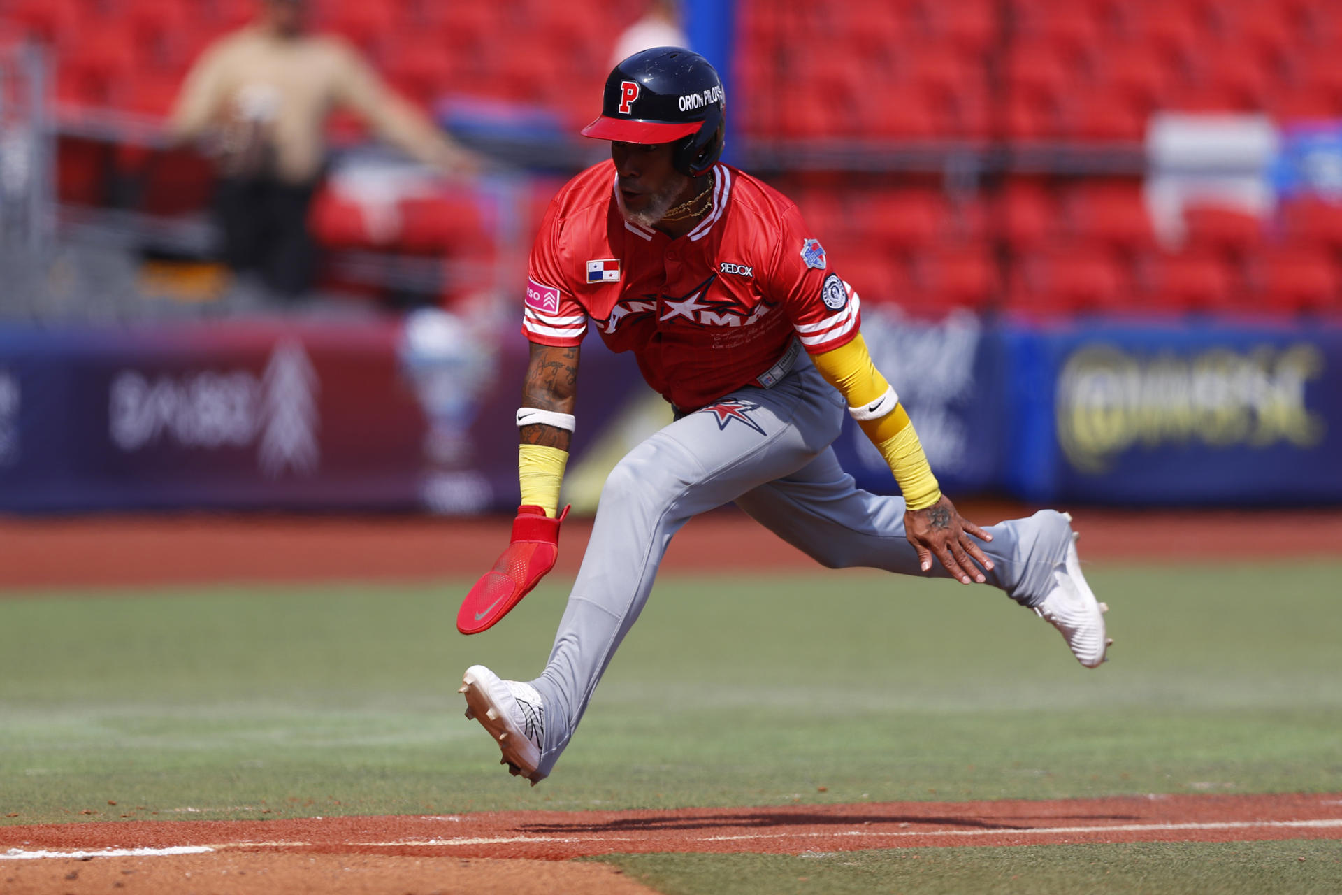 El panameño Edgard Muñoz de Panamá entra en acción durante el partido inaugural del torneo Premier 12 de béisbol que ganó Países Bajos en la ciudad mexicana de Guadalajara. EFE/Francisco Guasco
