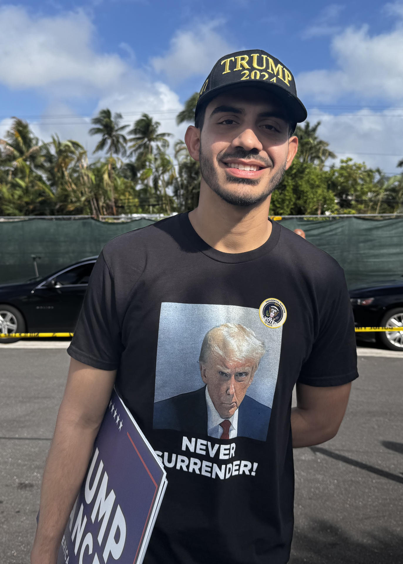 Un simpatizante del expresidente y candidato republicano Donald Trump utiliza una camiseta de apoyo al candidato, este martes en Palm Beach, Florida (Estados Unidos). EFE/ Alicia Civita
