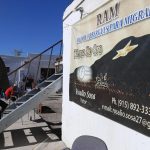 Migrantes permanecen varados en un albergue en espera de resolver su situación migratoria, este viernes, en Ciudad Juárez, Chihuahua (México). EFE/ Luis Torres