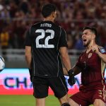 Rafael Romo (i), guardameta de Venezuela, fue registrado este jueves, 14 de noviembre, al ser felicitado por su compañero Wilker Ángel, luego de que le atajara un penal al delantero brasileño Vinicius Junior, durante un partido de la fecha 11 de las eliminatorias sudamericanas al Mundial FIFA de 2026, en el estadio Monumental de Maturín (Venezuela). EFE/Miguel Gutiérrez