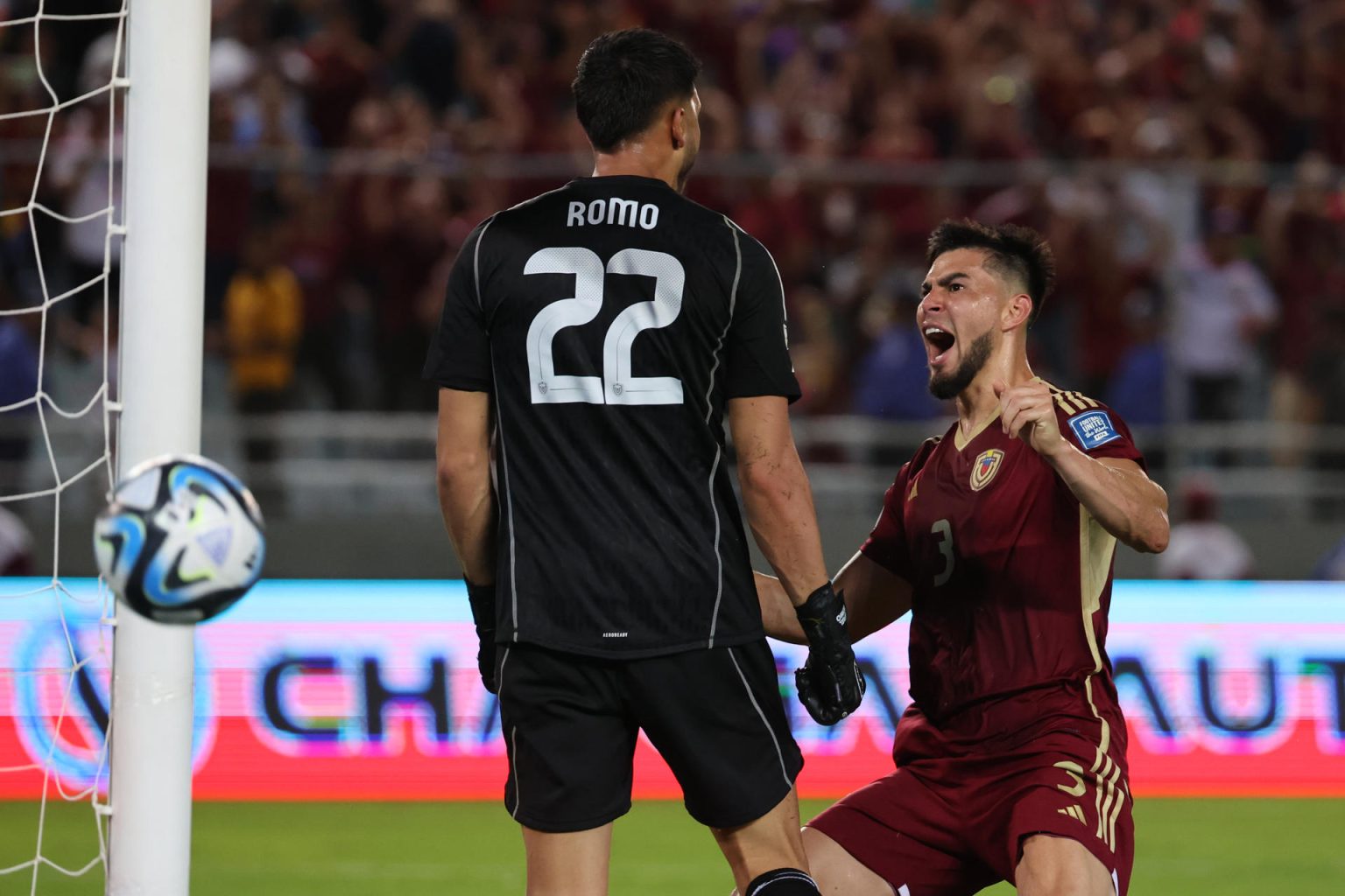 Rafael Romo (i), guardameta de Venezuela, fue registrado este jueves, 14 de noviembre, al ser felicitado por su compañero Wilker Ángel, luego de que le atajara un penal al delantero brasileño Vinicius Junior, durante un partido de la fecha 11 de las eliminatorias sudamericanas al Mundial FIFA de 2026, en el estadio Monumental de Maturín (Venezuela). EFE/Miguel Gutiérrez