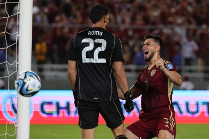 Rafael Romo (i), guardameta de Venezuela, fue registrado este jueves, 14 de noviembre, al ser felicitado por su compañero Wilker Ángel, luego de que le atajara un penal al delantero brasileño Vinicius Junior, durante un partido de la fecha 11 de las eliminatorias sudamericanas al Mundial FIFA de 2026, en el estadio Monumental de Maturín (Venezuela). EFE/Miguel Gutiérrez