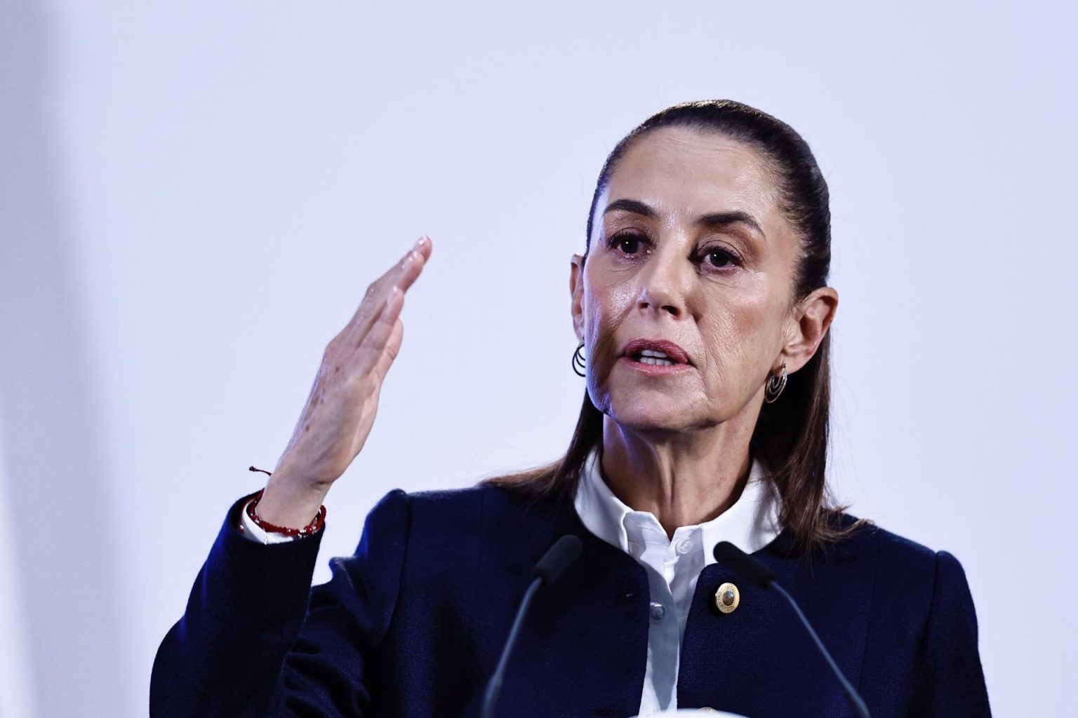 La presidenta de México Claudia Sheinbaum, habla este viernes durante una rueda de prensa en Palacio Nacional en la Ciudad de México (México). EFE/Sáshenka Gutiérrez