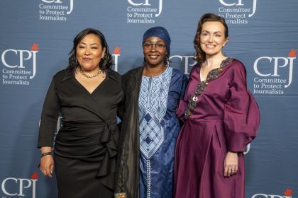 La periodista guatemalteca, Quimy de León (i), la nigeriana, Samira Sabou (c), y la rusa, Alsu Kurmasheva, ganadoras del premio del comité de protección para los periodistas CPJ 2024 International Press Freedom Awards, posan este jueves, en Nueva York (Estados Unidos). EFE/ Ángel Colmenares