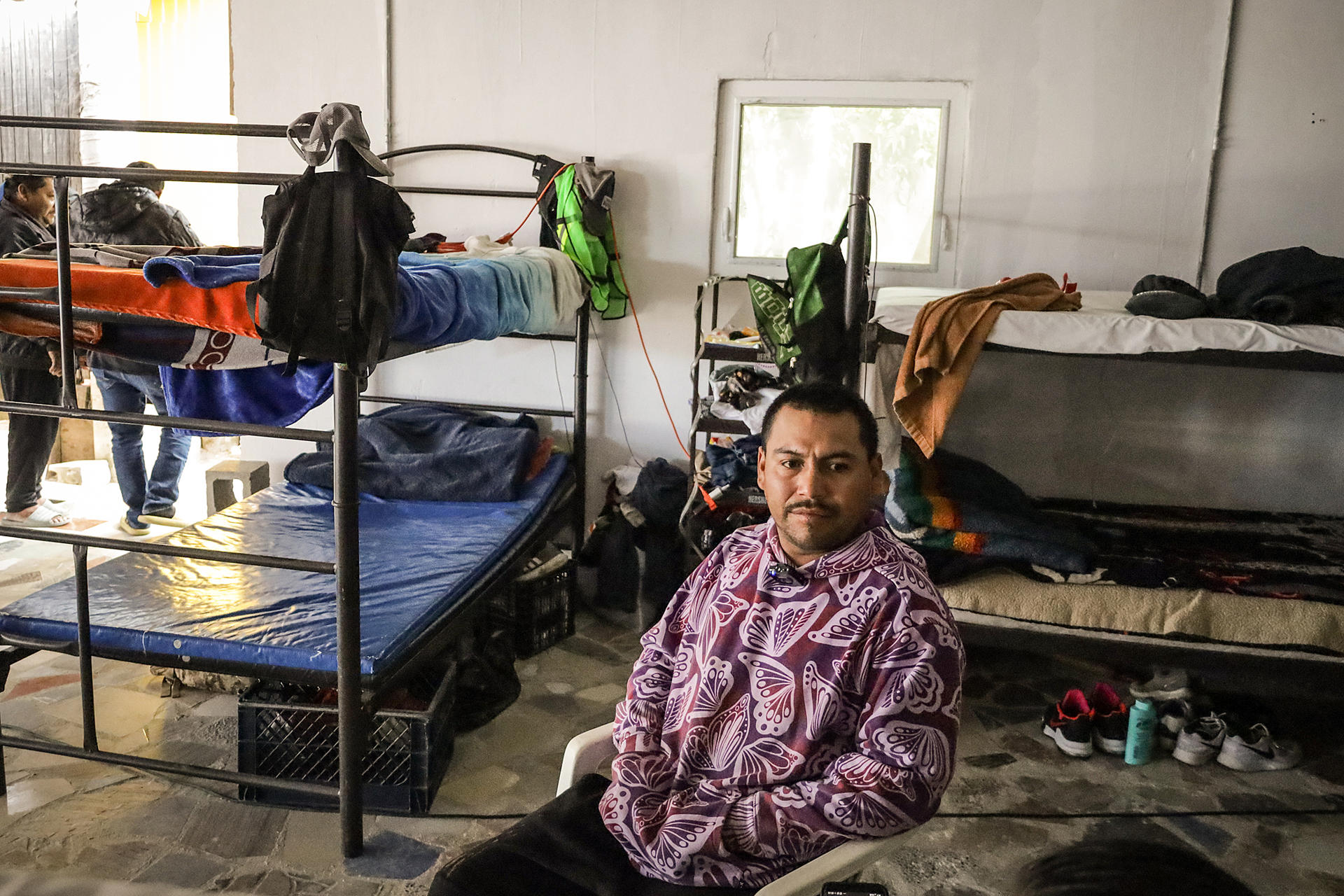 Javier, migrante originario de Honduras habla durante una entrevista con EFE este domingo, en la ciudad de Tijuana (México). EFE/Joebeth Terríquez
