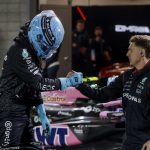 El piloto británico George Russell (izq.), de Mercedes, es felicitado por un miembro d esu equipo tras lograr el primer puesto en la parrilla de salida del Gran Premio de Fórmula Uno de Las Vegas. EFE/EPA/SHAWN THEW