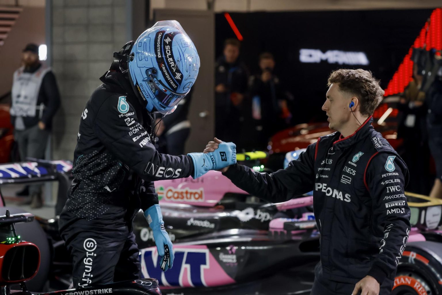 El piloto británico George Russell (izq.), de Mercedes, es felicitado por un miembro d esu equipo tras lograr el primer puesto en la parrilla de salida del Gran Premio de Fórmula Uno de Las Vegas. EFE/EPA/SHAWN THEW