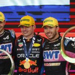 Los franceses Esteban Ocon (i) y Pierre Gasly (d), segundo y tercero en el Gran Premio de São Paulo celebrado este domingo, celebran en el podio el inesperado destacado de su escudería, Alpine, en el circuito de Interlagos. EFE/ Sebastiao Moreira