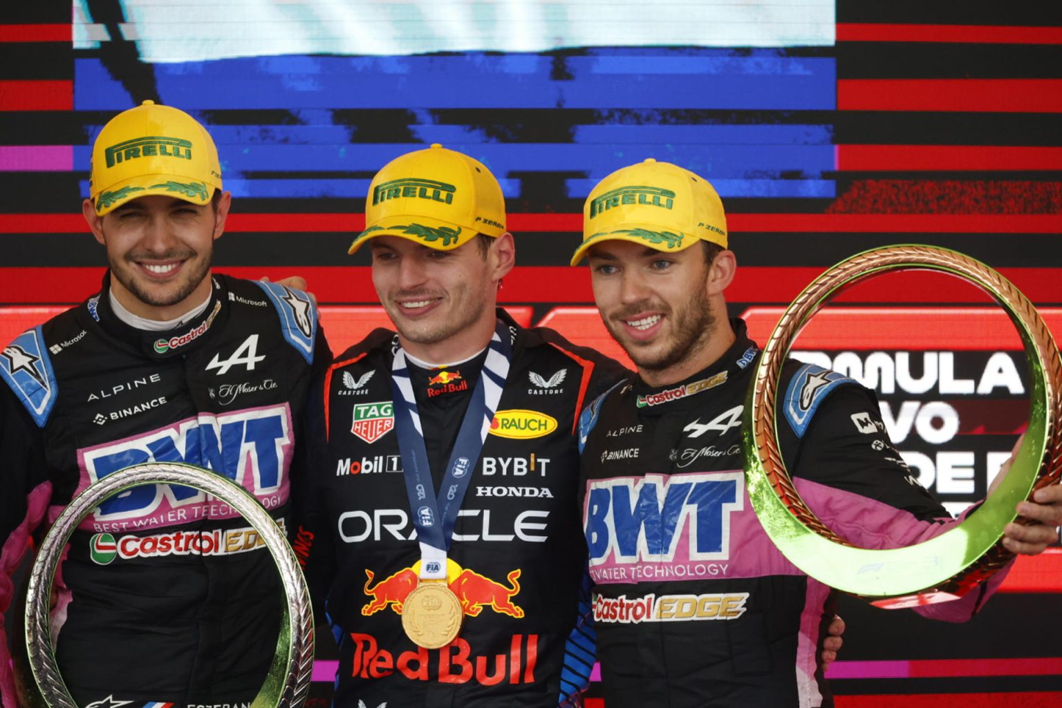 Los franceses Esteban Ocon (i) y Pierre Gasly (d), segundo y tercero en el Gran Premio de São Paulo celebrado este domingo, celebran en el podio el inesperado destacado de su escudería, Alpine, en el circuito de Interlagos. EFE/ Sebastiao Moreira