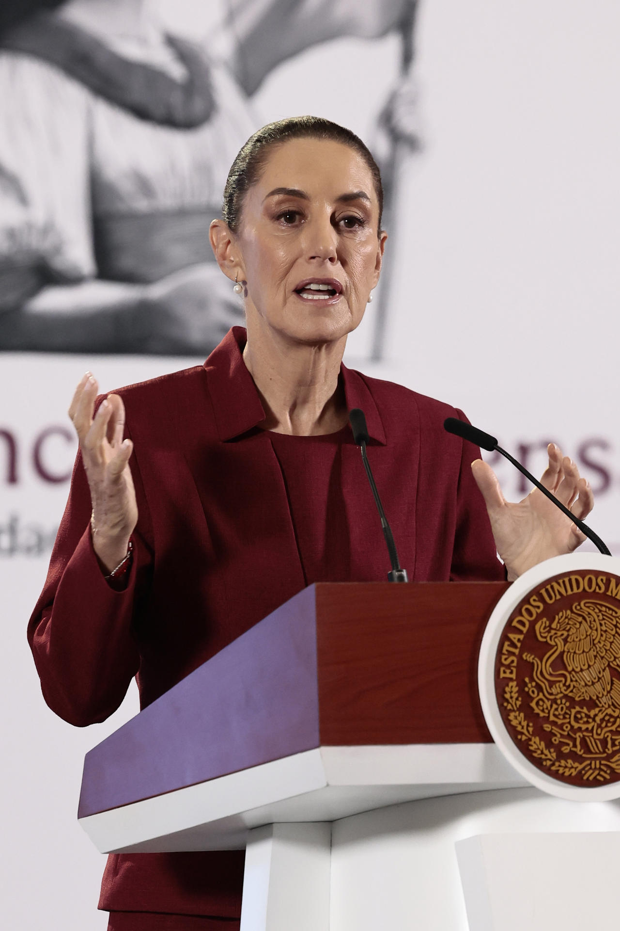 La presidenta de México Claudia Sheinbaum, participa este miércoles durante una rueda de prensa en Palacio Nacional de la Ciudad de México (México). EFE/José Méndez
