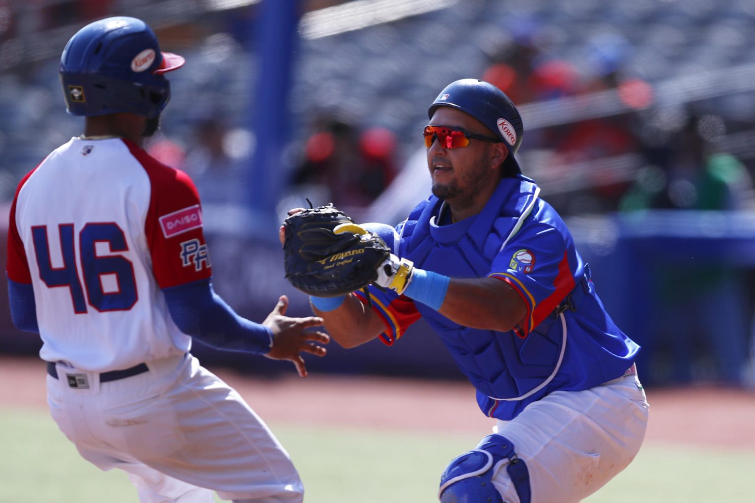 El catcher Carlos Pérez (d) de Venezuela poncha en home a Javier Vaz (d) de Puerto Rico este miércoles, en un juego del Premier 12 de la Confederación Mundial de Béisbol y Sóftbol (WBSC) entrePuerto Rico y Venezuela, en el Estadio Panamericano de Béisbol, en Guadalajara, Jalisco (México). EFE/Francisco Guasco