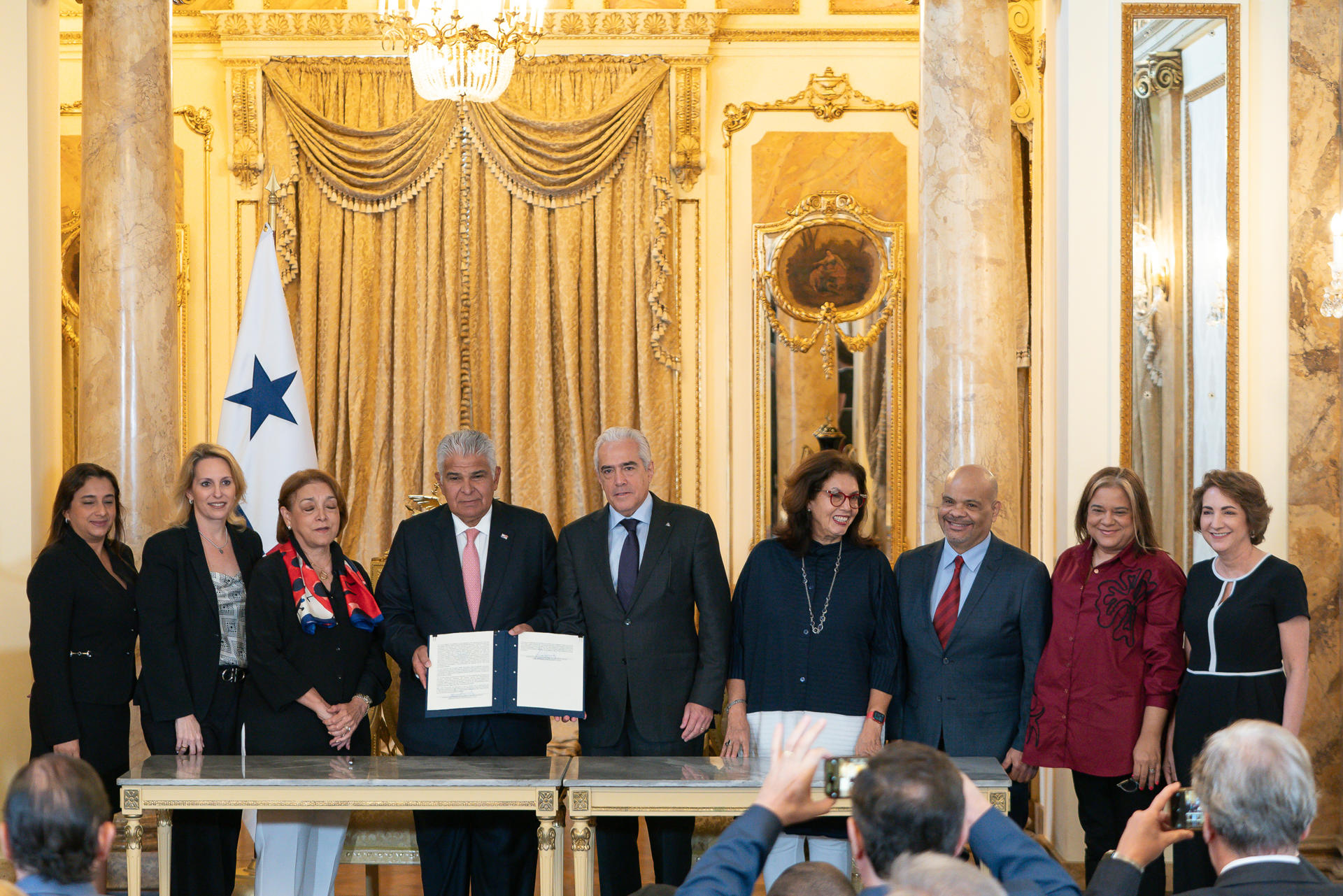 Desde la izquierda, la presidenta del Consejo Nacional de Periodismo, Zailary Chávez, la presidenta del forum de periodistas, Raquel Robleda, la presidenta de la Estrella y el Siglo, Dorita de Reyna, el presidente de Panamá, José Raul Mulino, el presidente del SIP, José Reberto Dutirz, la directora de Noticias de Medcom, Laura Puertas, el director de Noticias de TVN, Axel Rivera, la vicepresidenta para Panamá de la Comisión de Libertad de Prensa de la SIP, Rita Vásquez, y la directora de la Corp. EFE/ Eliécer Augusto Aizprua Banfield
