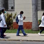 Fotografía de archivo de varios trabajadores de la salud mientras caminan por una calle en La Habana (Cuba). EFE/ Ernesto Mastrascusa